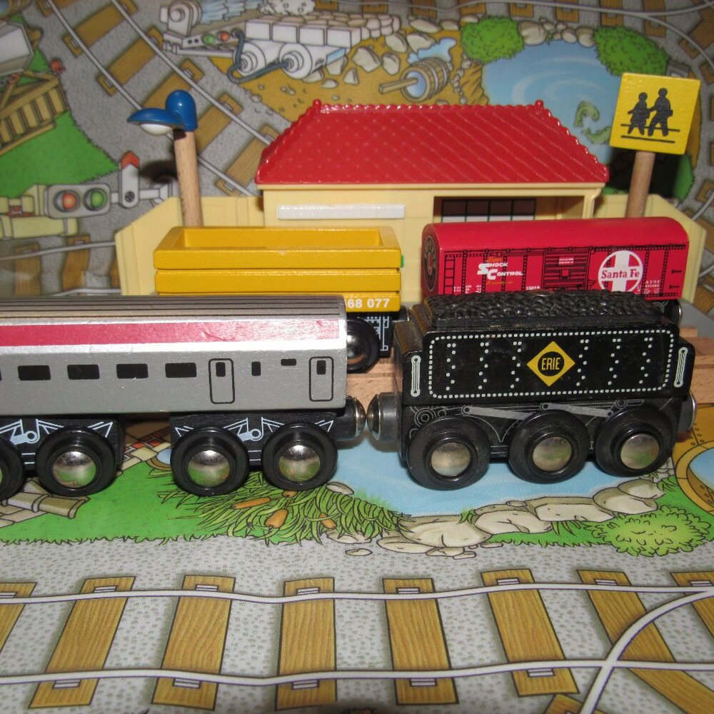 Vintage Lionel Heritage Wooden Railway Train Engine Track Santa Fe Boxcar Cargo